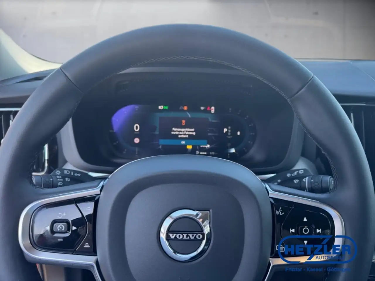 Volvo XC60 Plus Dark 2WD B4 Benzin EU6d digitales Cockpit Mem — Vehicle gallery 8