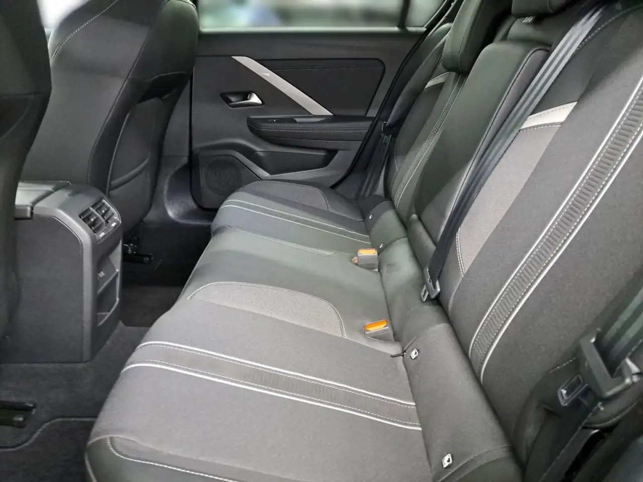 Opel Astra 1.2 Turbo Automatik GS LED NAVI SHZ RFK360 — معرض صور السيارة 20