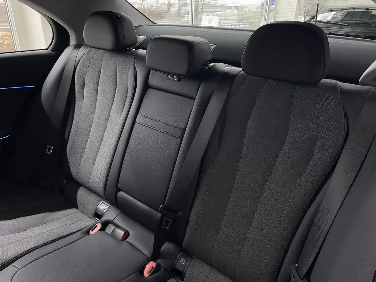 Mercedes-Benz E 200 LIM+18"+AHK+KAM+LED+KEYLESS+AMBIENTE+WINTE — معرض صور السيارة 9