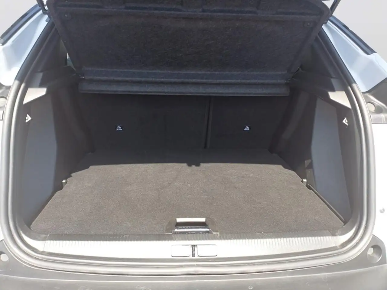 Peugeot 2008 Neuer 2008 Allure PureTech 100 — معرض صور السيارة 7