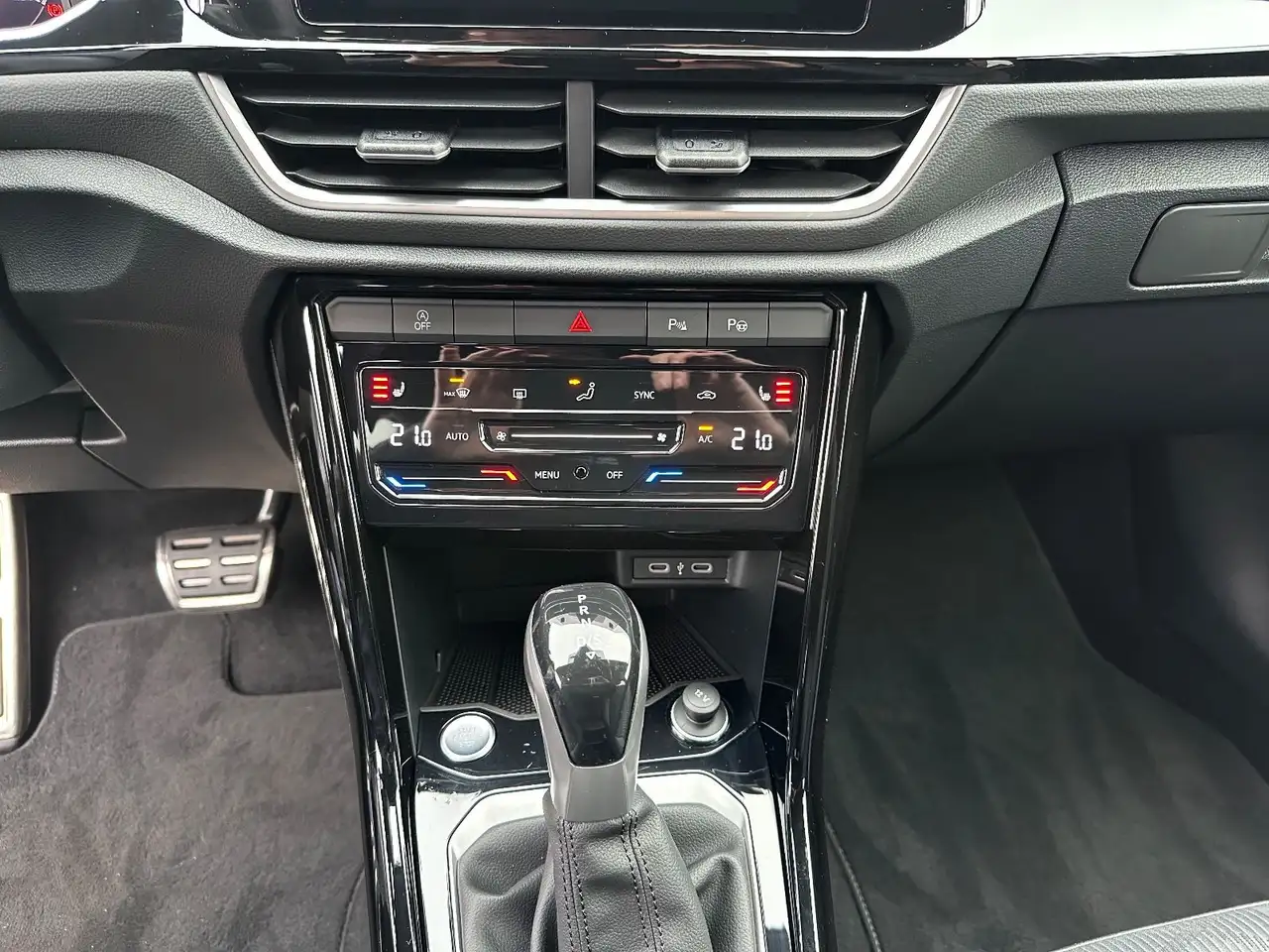 Volkswagen T-Roc 1.5 TSI DSG R-Line,Kamera,LED-Plus,Keyless — معرض صور السيارة 17