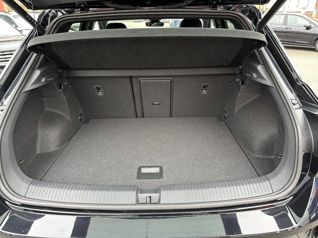 Volkswagen T-Roc 1.5 TSI DSG R-Line,Kamera,LED-Plus,Keyless — معرض صور السيارة 9