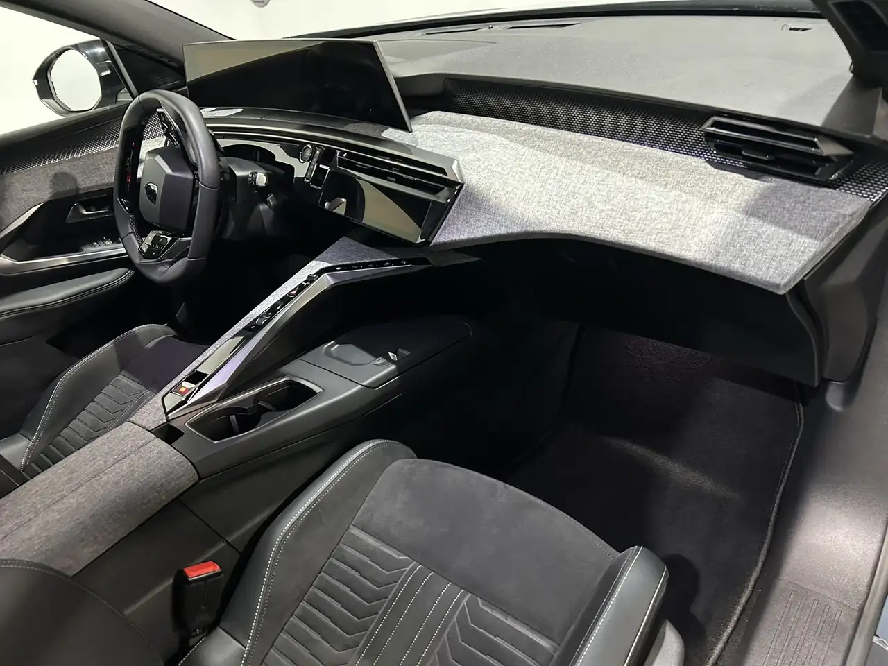 Peugeot 5008 Hybrid 136 Allure eDCS6 — معرض صور السيارة 34