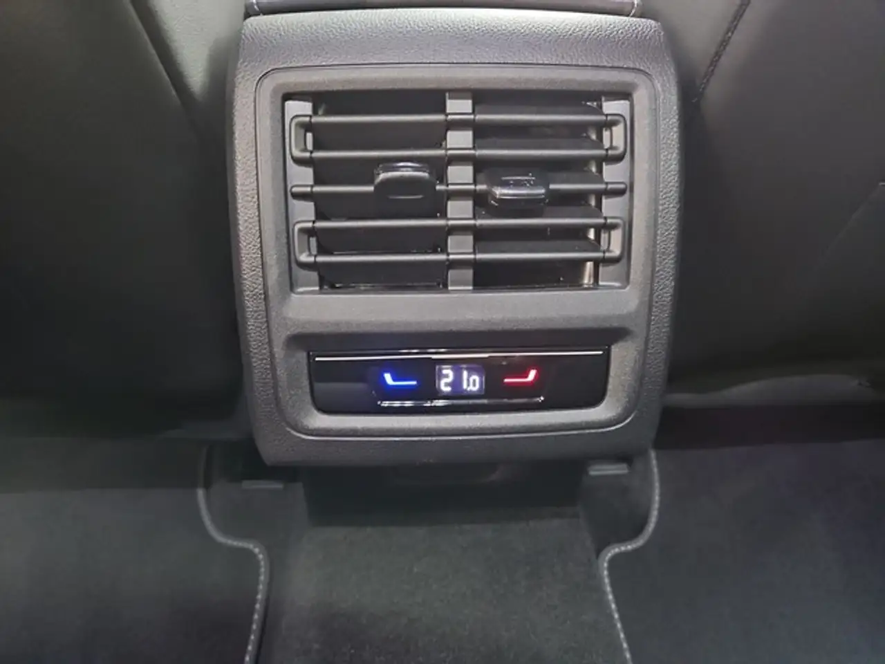 Volkswagen Golf R-Line LED ACC REAR VIEW HEAD UP DISPLAY BUSINE... — Galería del vehículo 12