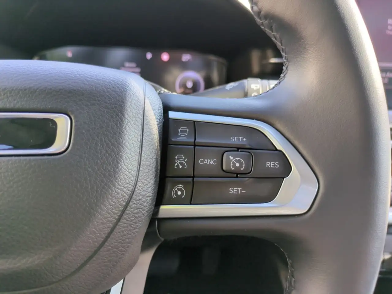 Jeep Compass Altitude 48V Mild-Hybrid FWD 1,5l GSE T4 Digitales — Galería del vehículo 29