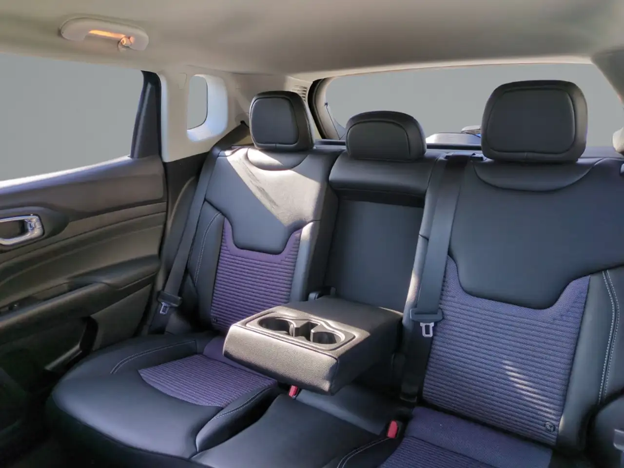 Jeep Compass Altitude 48V Mild-Hybrid FWD 1,5l GSE T4 Digitales — Galería del vehículo 14