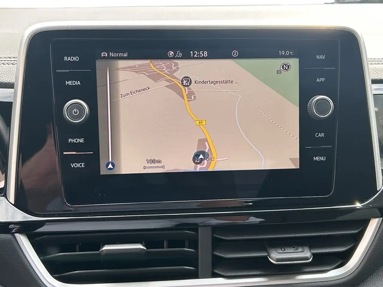 Volkswagen T-Roc 1.5 TSI DSG R-Line IQ-LIGHT*NAV*SHZ*ACC*PARKLEN... — Vehicle gallery 13
