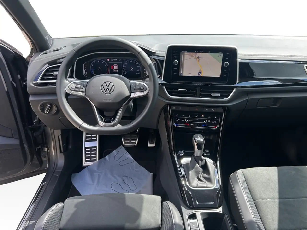 Volkswagen T-Roc 1.5 TSI DSG R-Line IQ-LIGHT*NAV*SHZ*ACC*PARKLEN... — Vehicle gallery 14