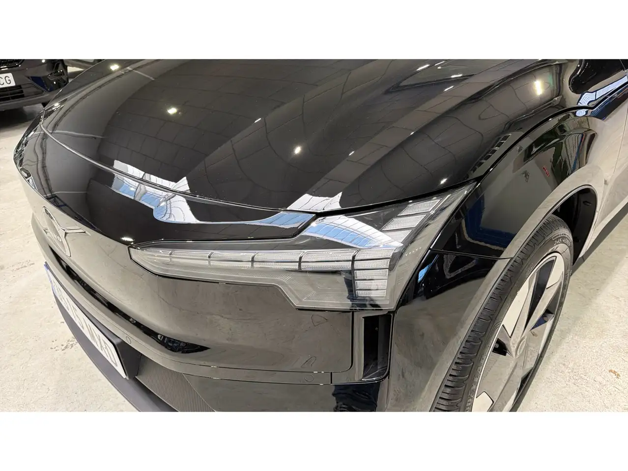 Volvo EX30 Single Extended Range Plus RWD — Vehicle gallery 32