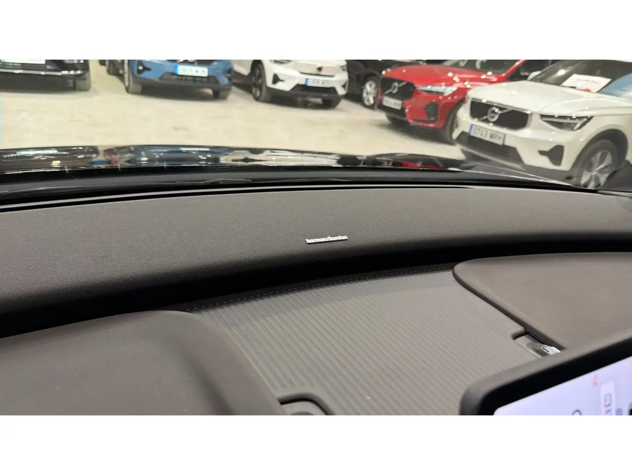 Volvo EX30 Single Extended Range Plus RWD — Vehicle gallery 23