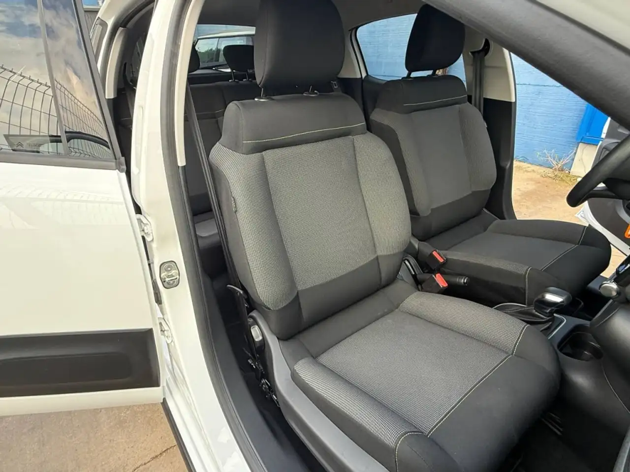 Citroen C3 1.2 PureTech S&S Shine EAT6 110 — Vehicle gallery 12