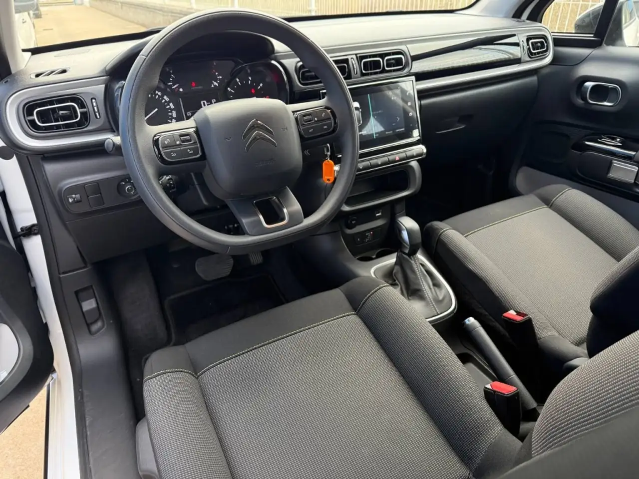 Citroen C3 1.2 PureTech S&S Shine EAT6 110 — Vehicle gallery 9