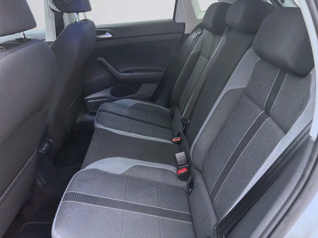 Volkswagen Polo 1.0 TSI DSG STYLE NAVI IQ.LIGHT PDC KLIMA — Galería del vehículo 16