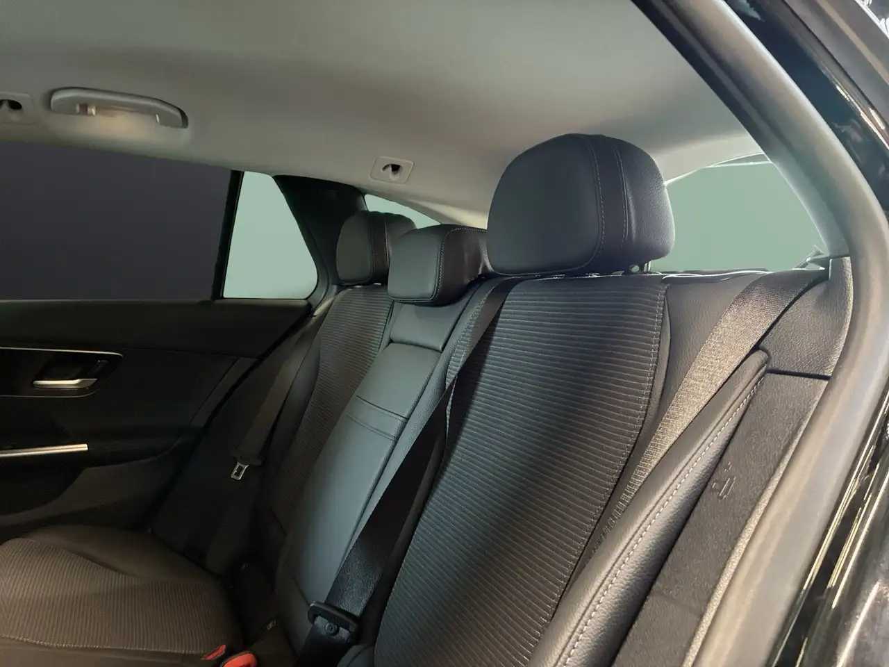Mercedes-Benz C 300 C 300 e T AVANTGARDE DISTRONIC HUD MEMORY APPLE — Galería del vehículo 12