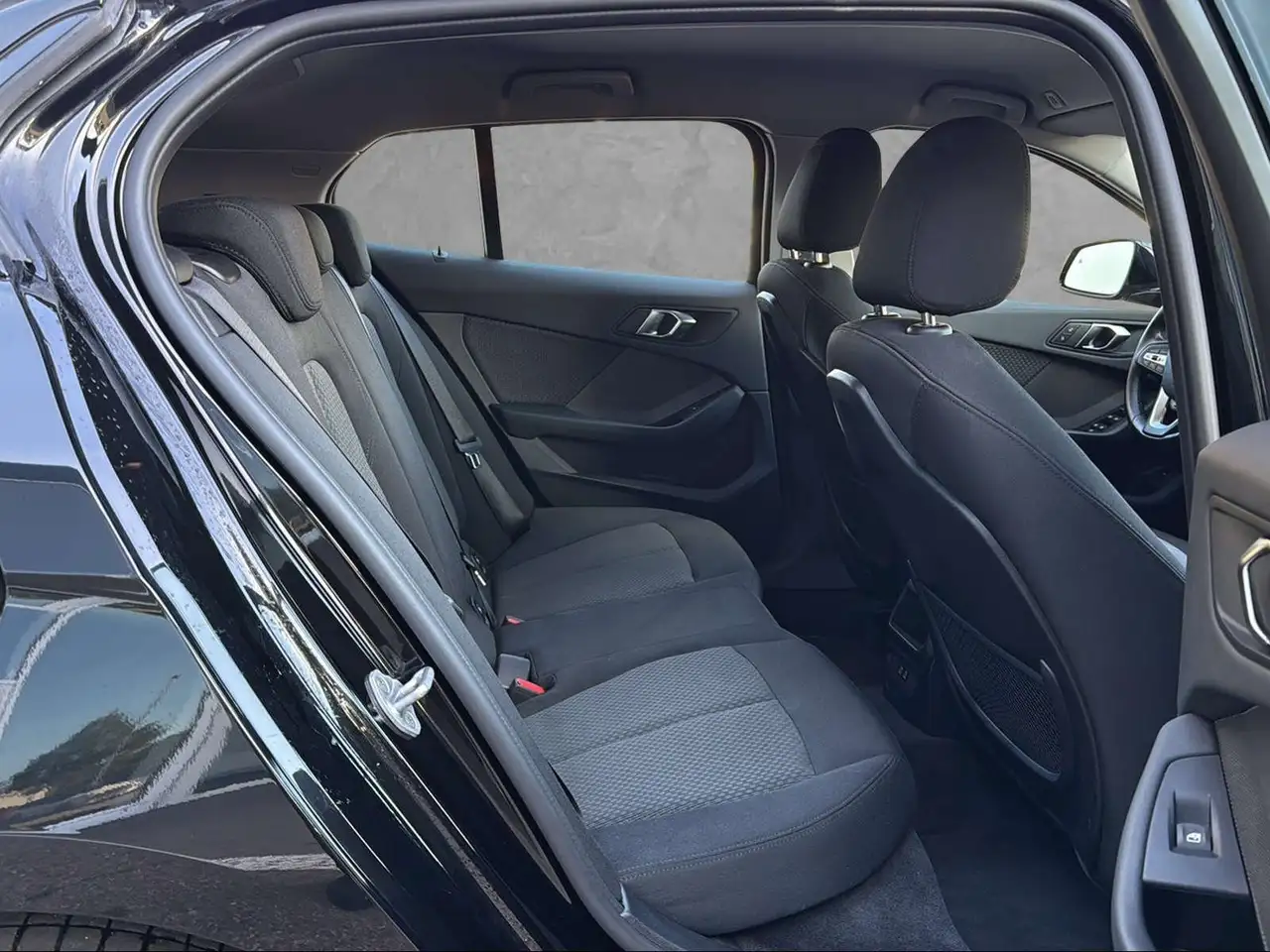 BMW 118 i 5-Türer Advantage Shadow Line — Vehicle gallery 19
