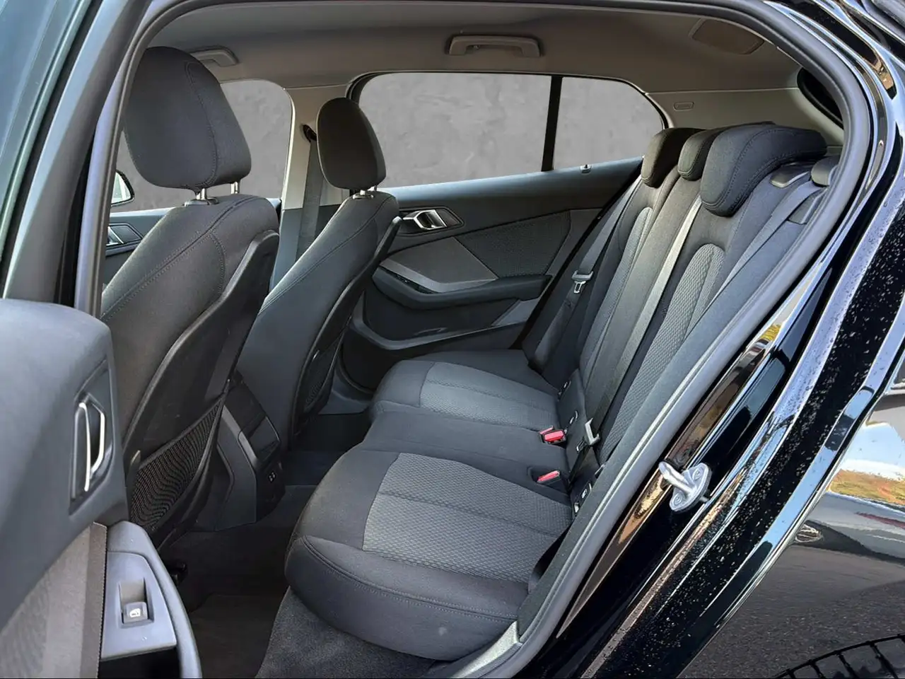 BMW 118 i 5-Türer Advantage Shadow Line — Vehicle gallery 18