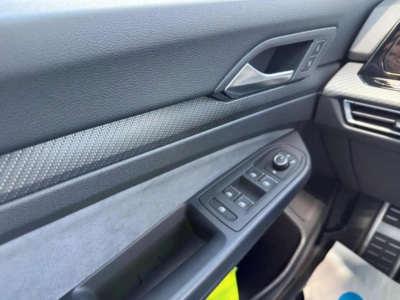 Volkswagen Golf VIII R-Line eTSI DSG | AHK Matrix H&K — Galerie du véhicule 15