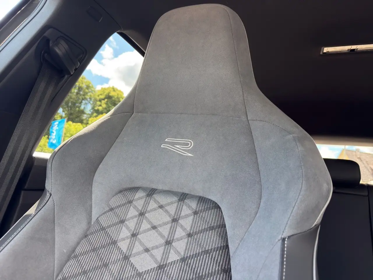Volkswagen Golf VIII R-Line eTSI DSG | AHK Matrix H&K — Galerie du véhicule 22