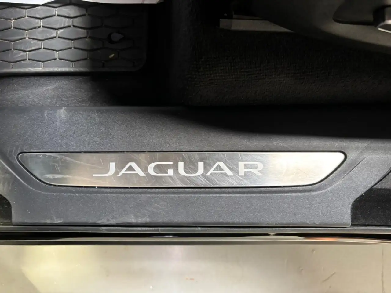 Jaguar F-Pace 2.0D l4 MHEV R-Dynamic S Aut. AWD 204 — Vehicle gallery 26