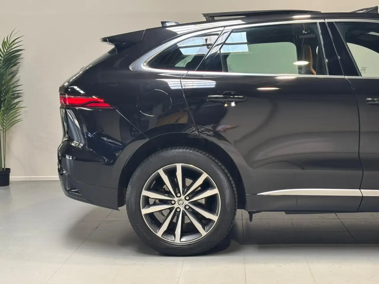 Jaguar F-Pace 2.0D l4 MHEV R-Dynamic S Aut. AWD 204 — Vehicle gallery 6