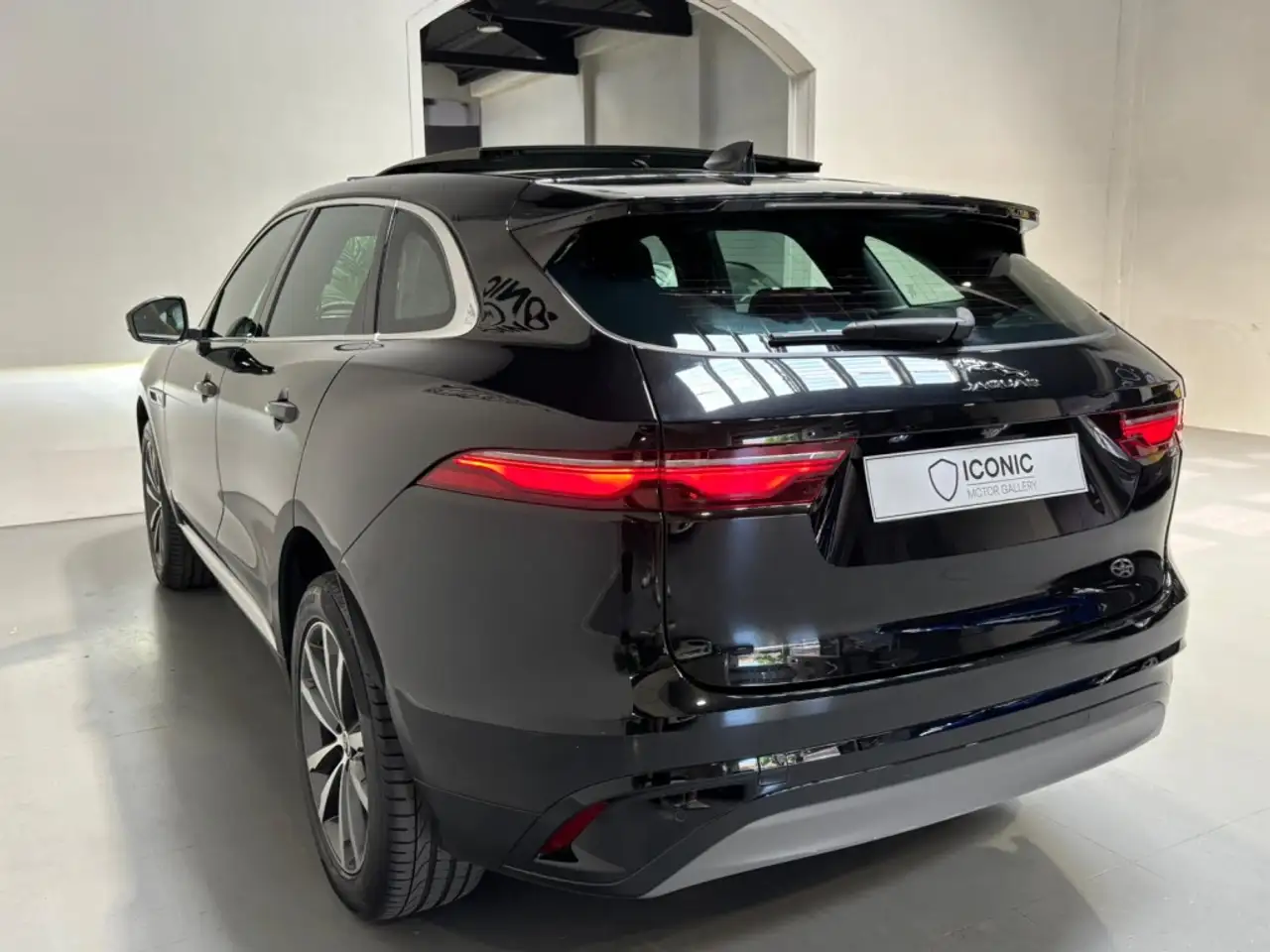 Jaguar F-Pace 2.0D l4 MHEV R-Dynamic S Aut. AWD 204 — Vehicle gallery 10