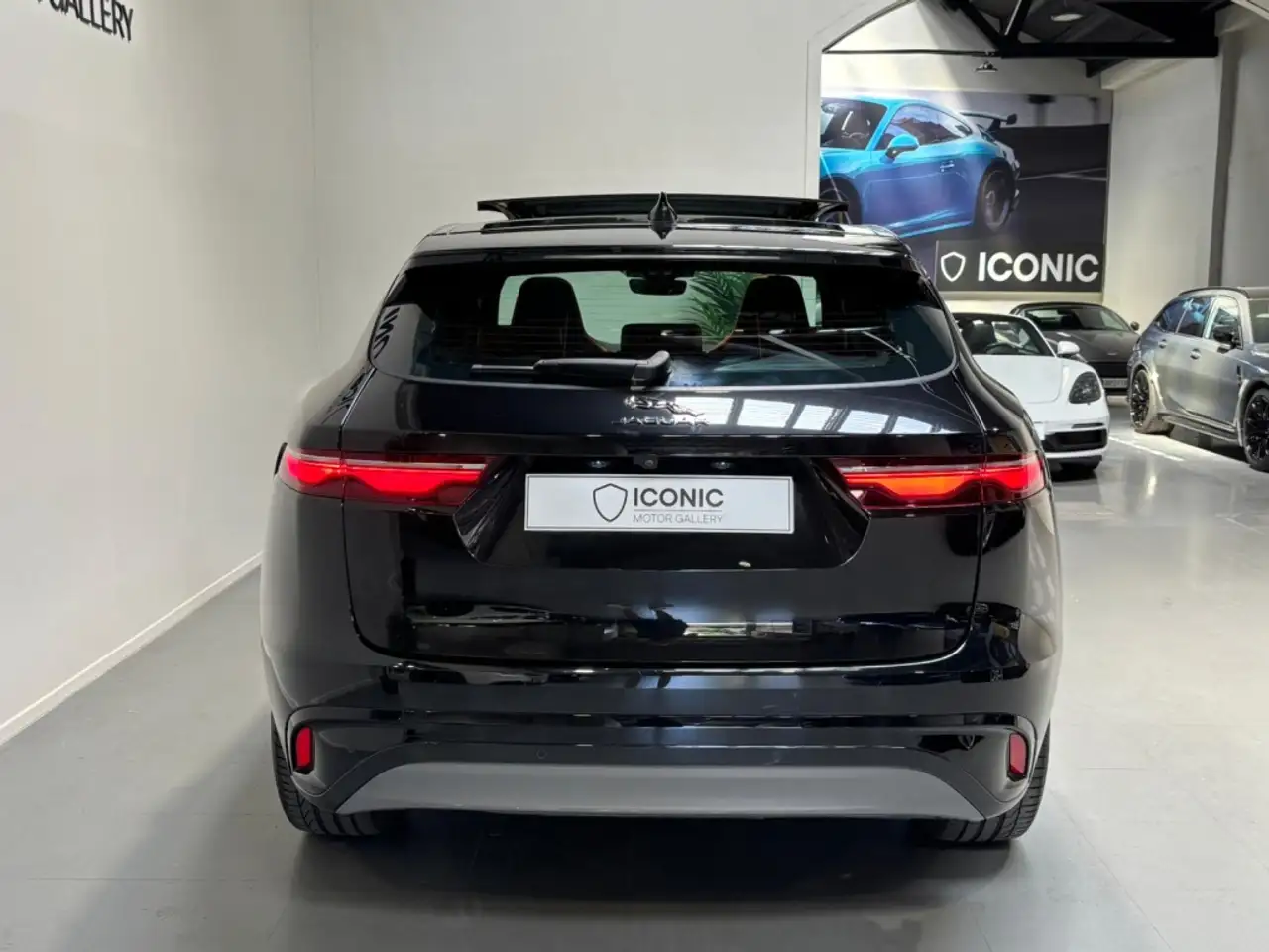 Jaguar F-Pace 2.0D l4 MHEV R-Dynamic S Aut. AWD 204 — Vehicle gallery 9