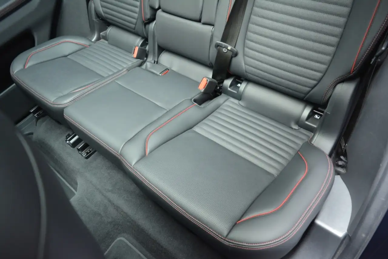 Land Rover Discovery Sport 2.0D TD4 MHEV R-Dynamic SE AWD Auto 204 — معرض صور السيارة 17