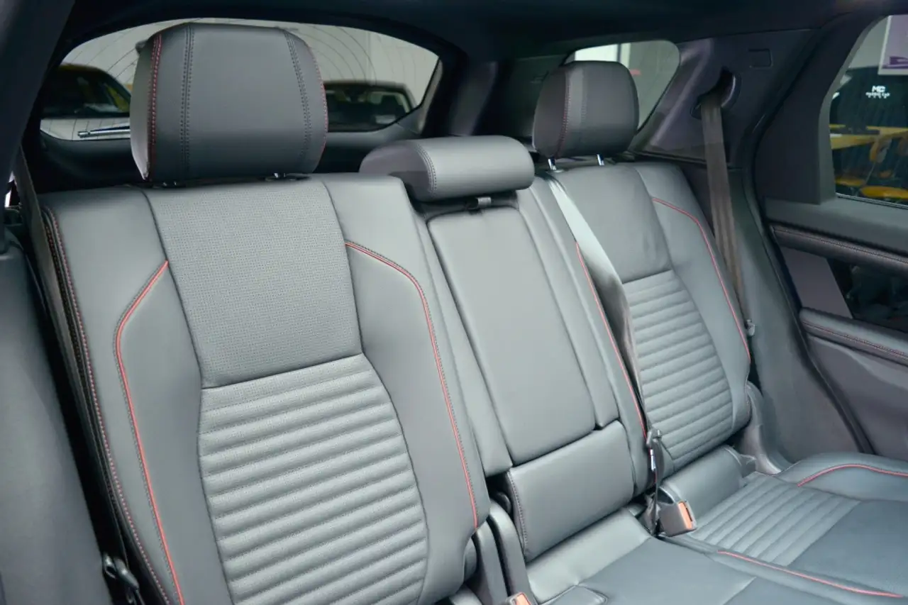 Land Rover Discovery Sport 2.0D TD4 MHEV R-Dynamic SE AWD Auto 204 — معرض صور السيارة 21