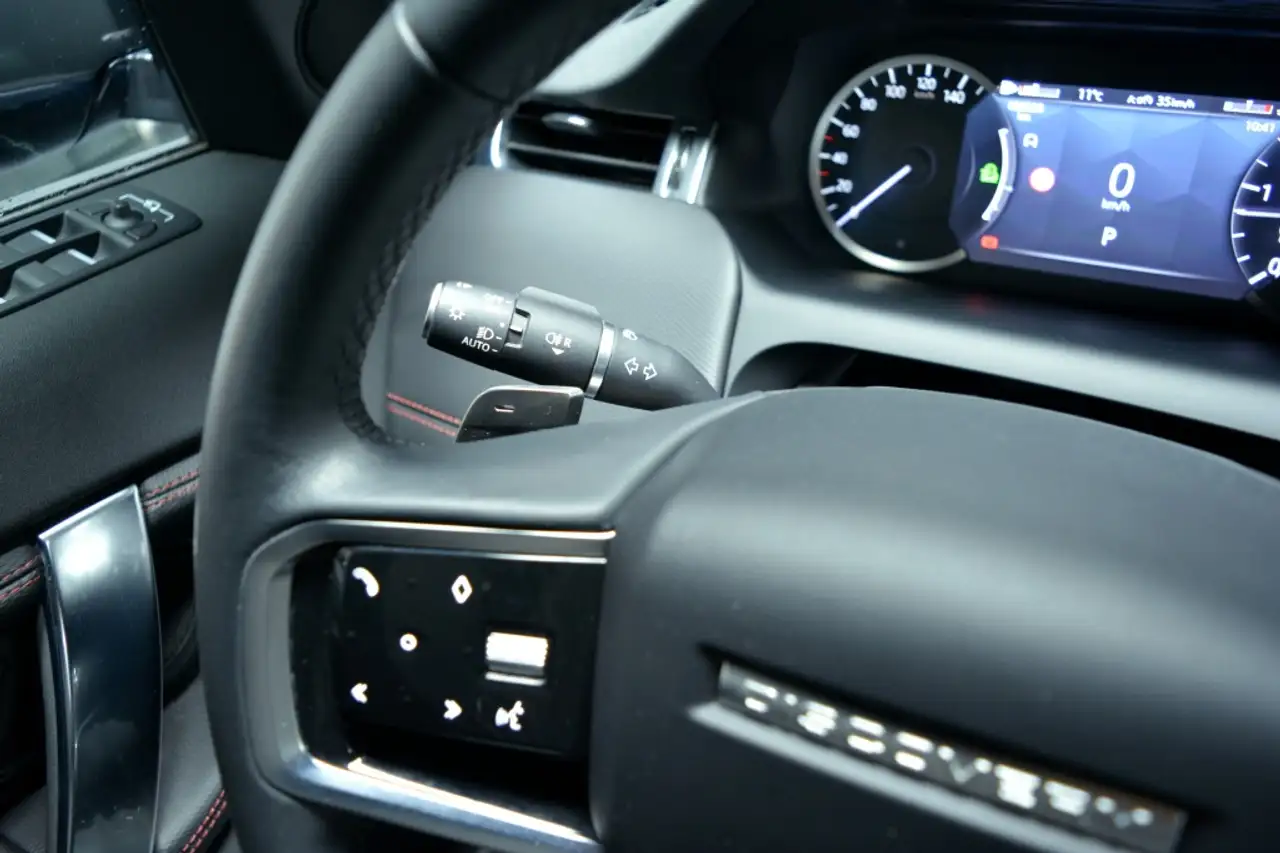 Land Rover Discovery Sport 2.0D TD4 MHEV R-Dynamic SE AWD Auto 204 — معرض صور السيارة 26
