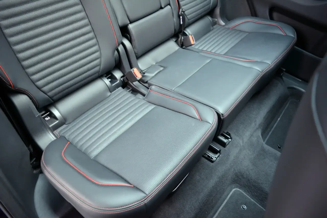 Land Rover Discovery Sport 2.0D TD4 MHEV R-Dynamic SE AWD Auto 204 — معرض صور السيارة 22