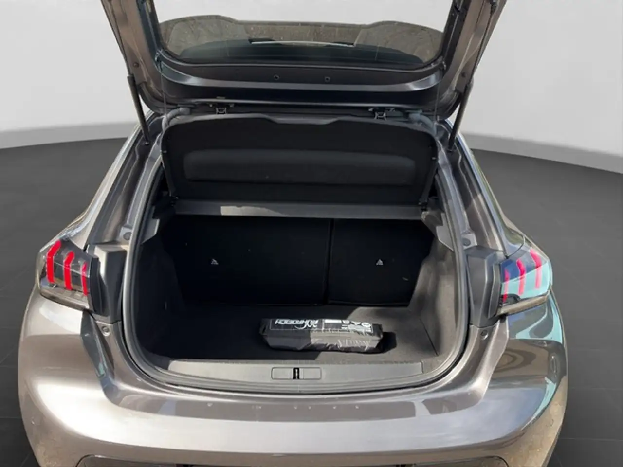 Peugeot 208 GT PureTech 100 EAT8 Sitzheizung Parkassistent ... — معرض صور السيارة 16
