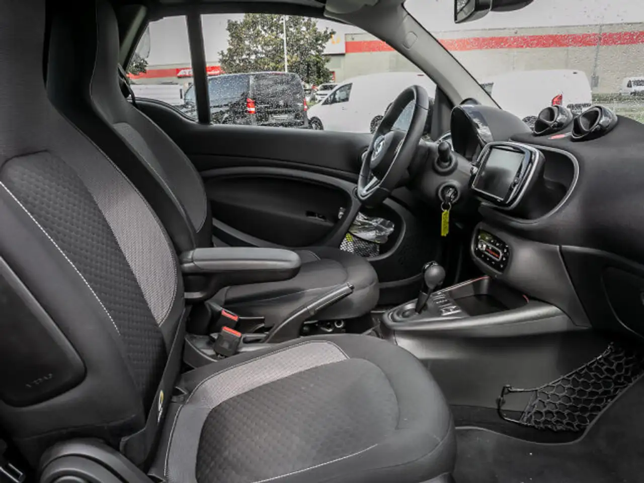 smart forTwo smart EQ fortwo cabrio White Line LAST ONE — معرض صور السيارة 5