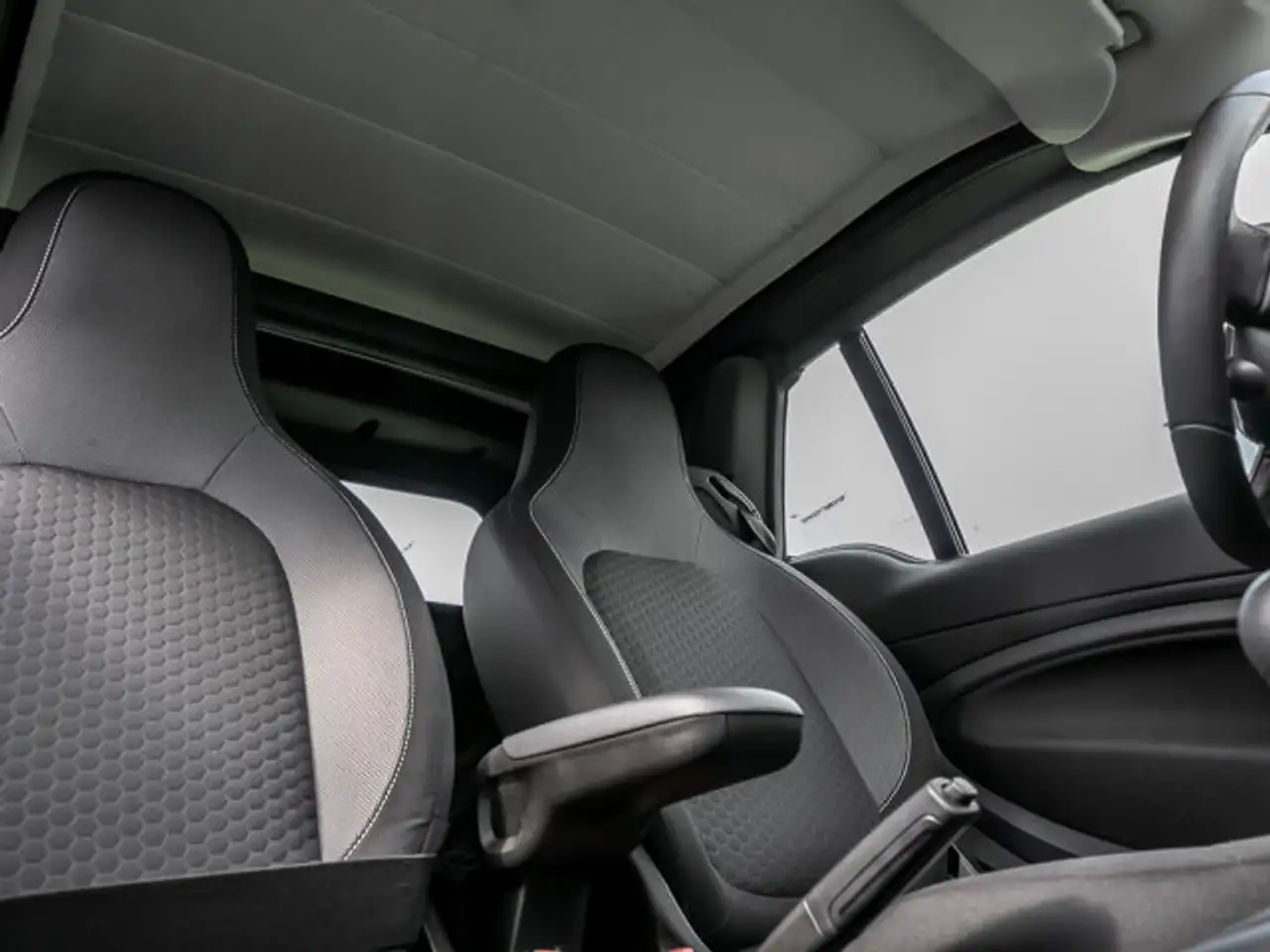 smart forTwo smart EQ fortwo cabrio White Line LAST ONE — معرض صور السيارة 6