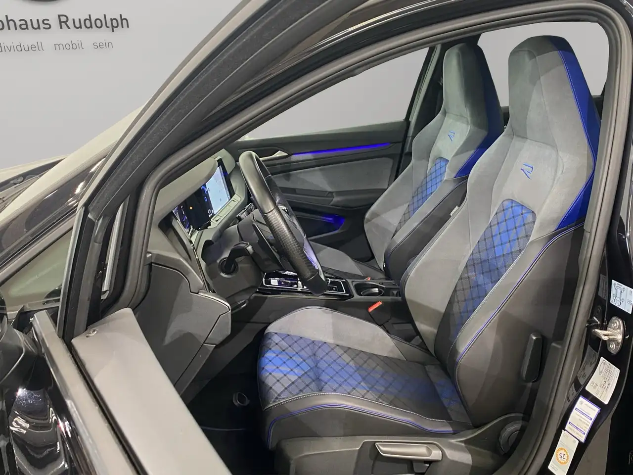 Volkswagen Golf VIII R "Performance" 2.0 TSI DSG 4Motion — Galería del vehículo 5