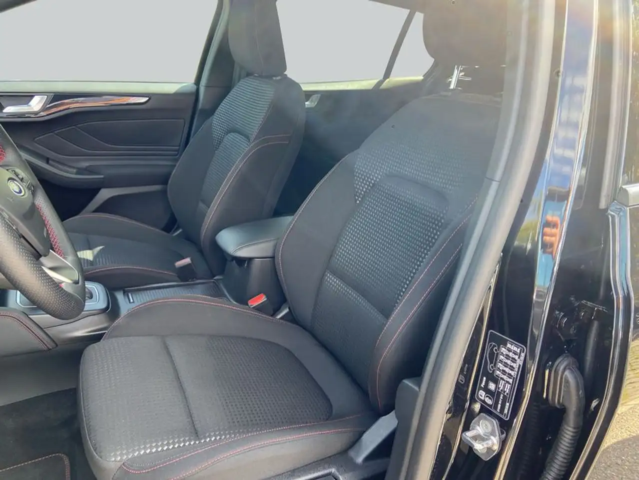 Ford Focus Turnier 1.0 EcoBoost Hybrid Aut. ST-LINE X — Galería del vehículo 10
