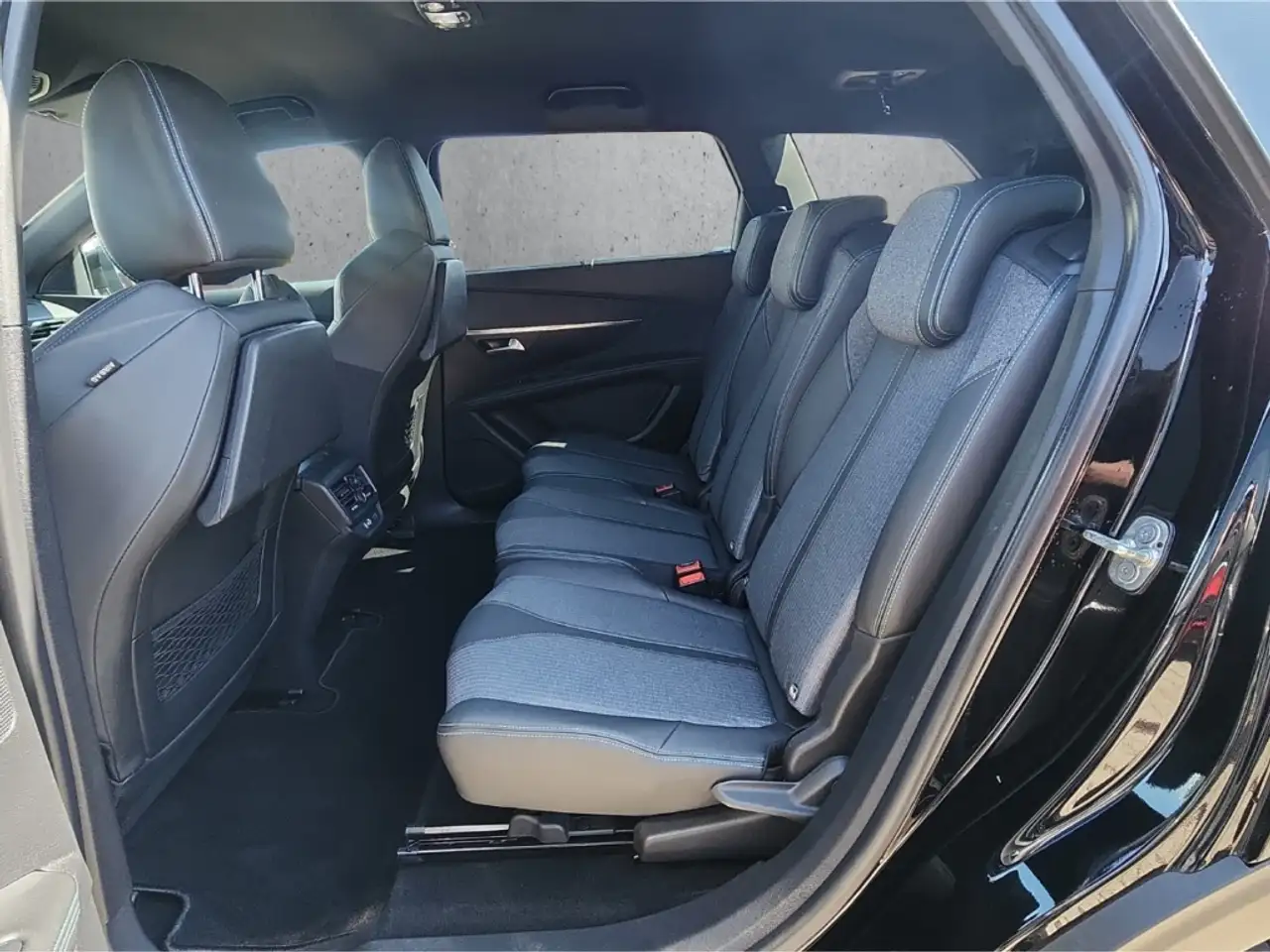 Peugeot 5008 Allure Pack PTECH130 7-Sitzer Navi Digitales Cockp — معرض صور السيارة 8