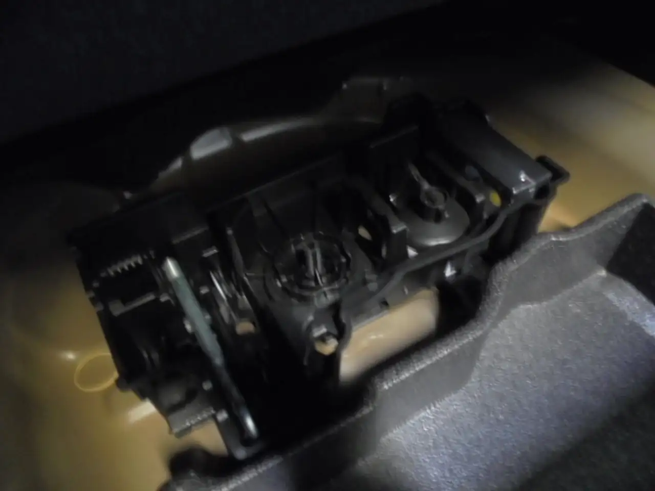 Peugeot 2008 Allure PureTech 100 - Neues Modell — معرض صور السيارة 11