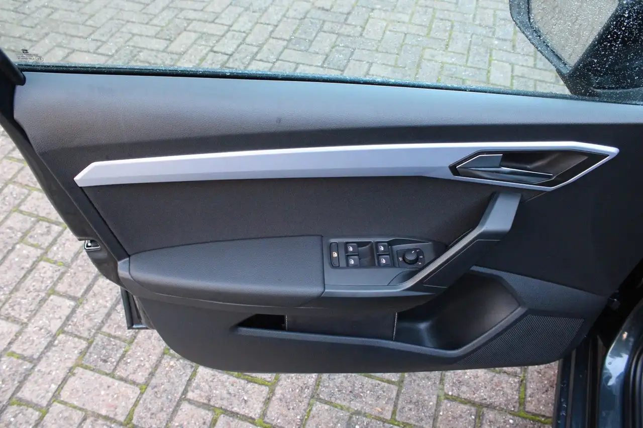 SEAT Ibiza FR 1.0 TSI LED+ACC+NAVI+SHZ+PDC+FULL LINK+ — Galerie du véhicule 6