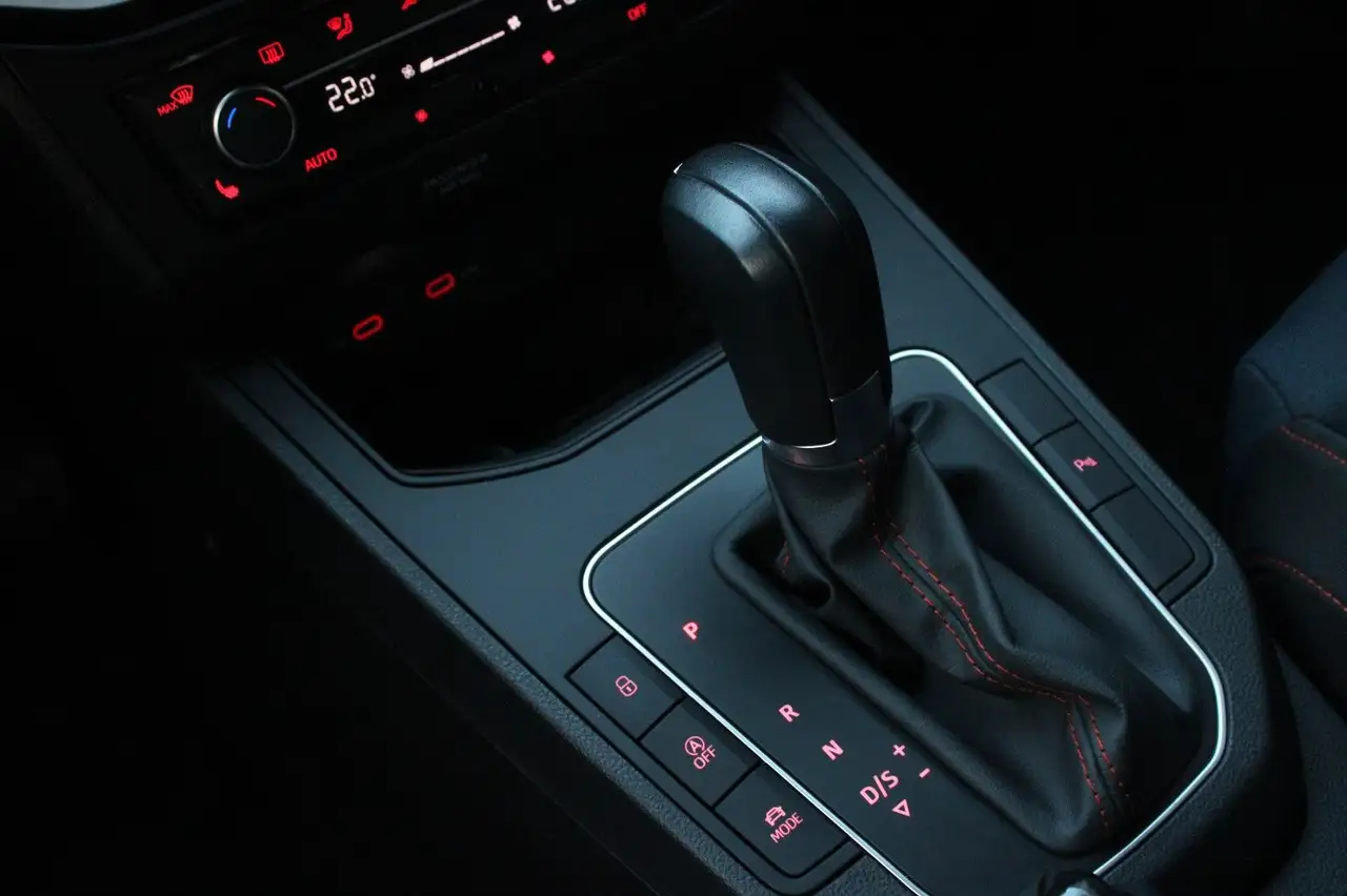 SEAT Ibiza FR 1.0 TSI LED+ACC+NAVI+SHZ+PDC+FULL LINK+ — Galerie du véhicule 14