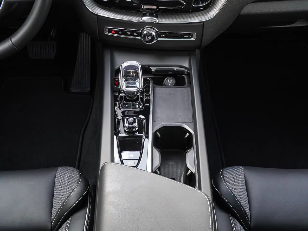 Volvo XC60 T8 AWD Black Edition Plus Plug-in Hybrid AHK — Galería del vehículo 13