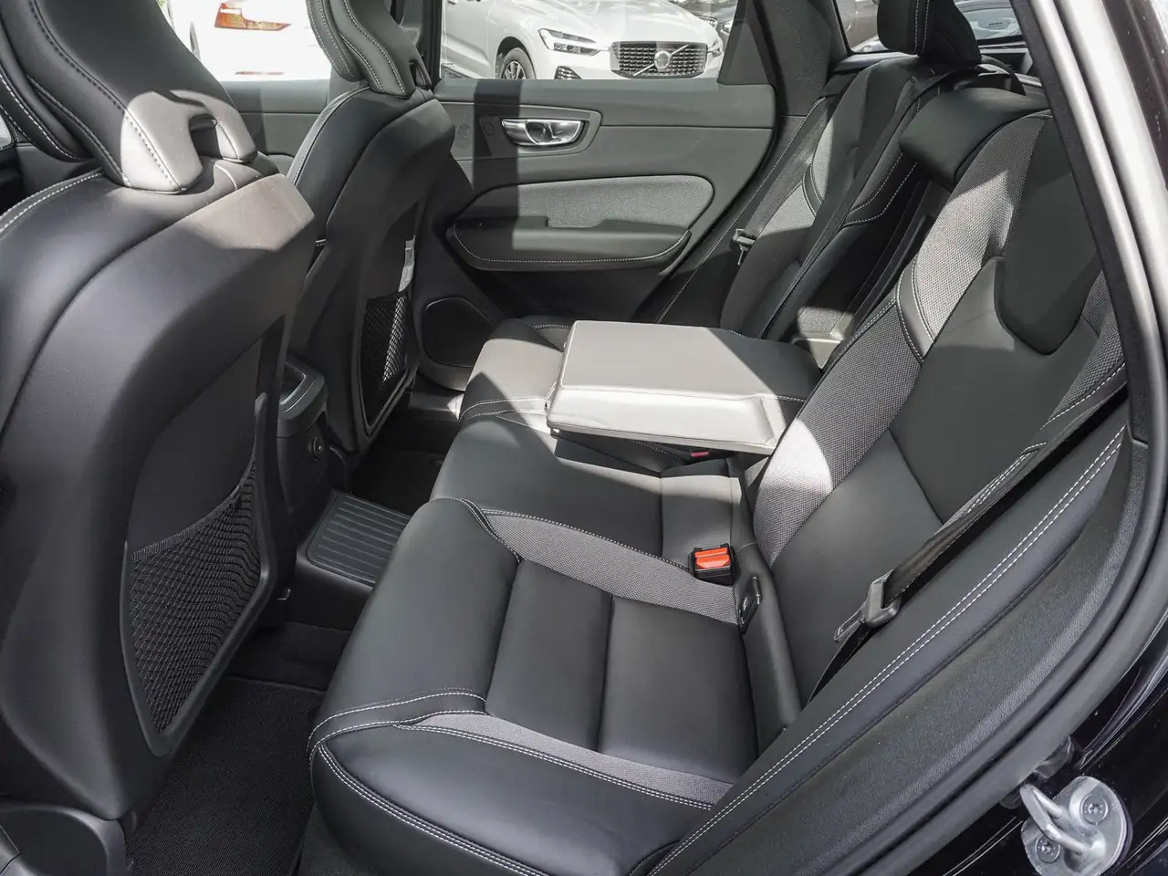 Volvo XC60 T8 AWD Black Edition Plus Plug-in Hybrid AHK — Galería del vehículo 16