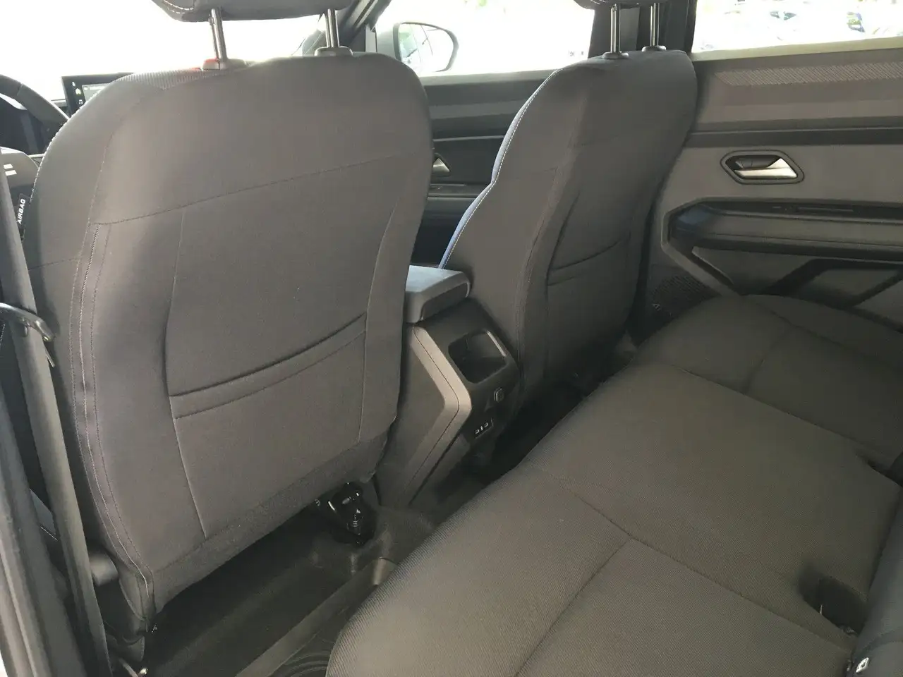 Dacia Duster III TCe 130 Journey/1.Hd/LED/Navi/Temp — Galería del vehículo 12