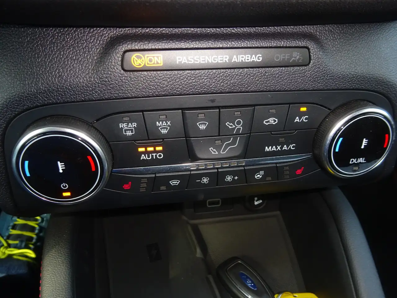 Ford Kuga ST-Line X Schiebedach LED Navi Kamera ACC — Galería del vehículo 17