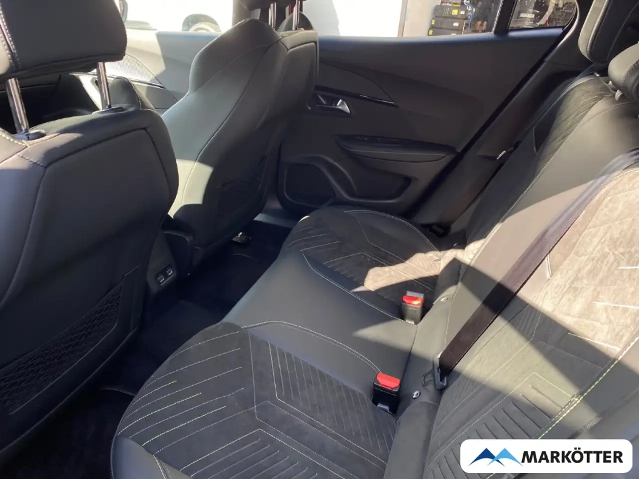 Peugeot 2008 GT CAM180°/DAB/LED/MASSAGE/NAVI/SHZ/TEMP — Vehicle gallery 12