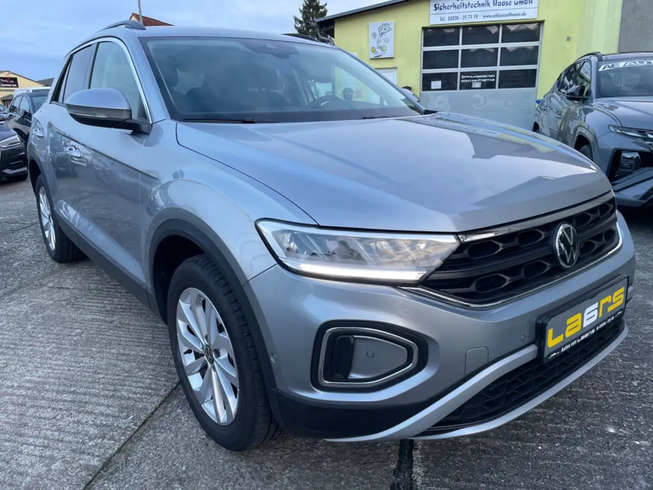 Volkswagen T-Roc Life DSG / LED / ACC / PDC — معرض صور السيارة 3