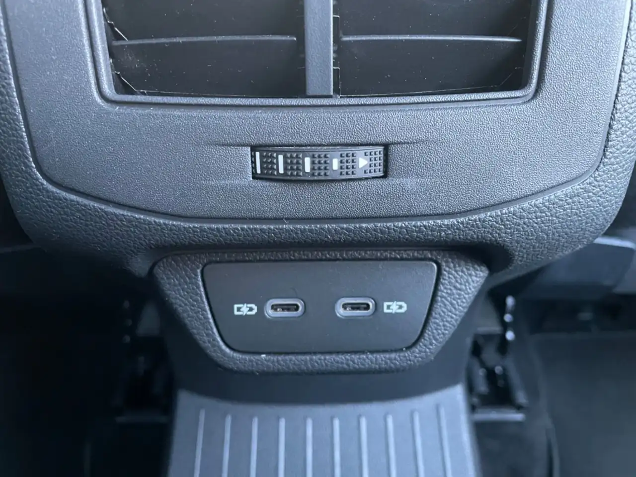 Volkswagen T-Roc Life DSG / LED / ACC / PDC — معرض صور السيارة 10