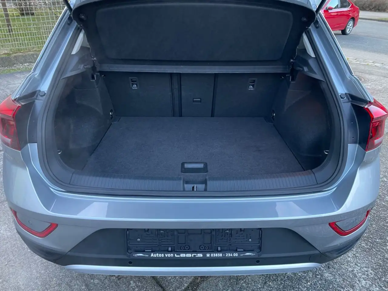 Volkswagen T-Roc Life DSG / LED / ACC / PDC — معرض صور السيارة 11
