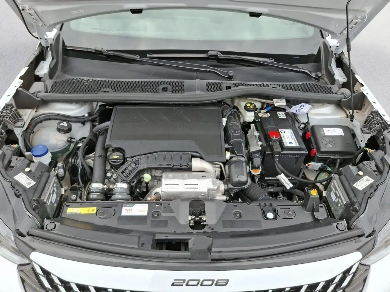 Peugeot 2008 PureTech 130 EAT8 GT Panoramadach, Sitzheiz — معرض صور السيارة 15