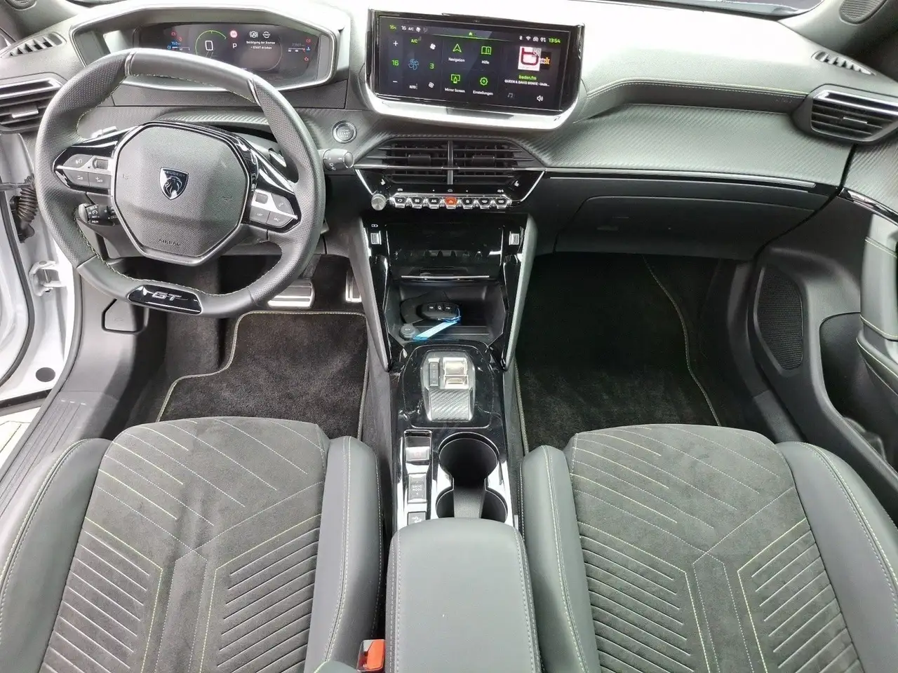 Peugeot 2008 PureTech 130 EAT8 GT Panoramadach, Sitzheiz — معرض صور السيارة 11