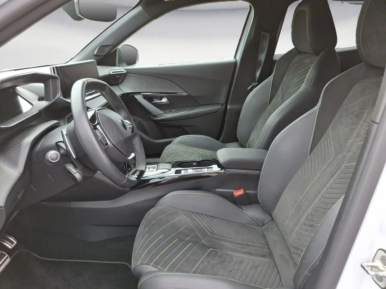 Peugeot 2008 PureTech 130 EAT8 GT Panoramadach, Sitzheiz — معرض صور السيارة 9